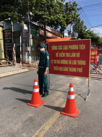 Tham gia chốt phòng chống dịch phường Phú Thọ, chốt ở đường ranh giữa Thuân An và Thủ Dầu Một trực thuộc khu phố 4 tổ 44