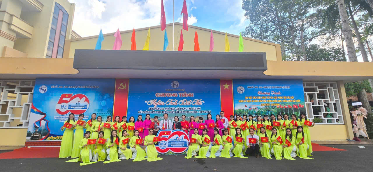 THAM GIA DIỄU HÀNH KỶ NIỆM 50 NĂM THỐNG NHẤT ĐẤT NƯỚC